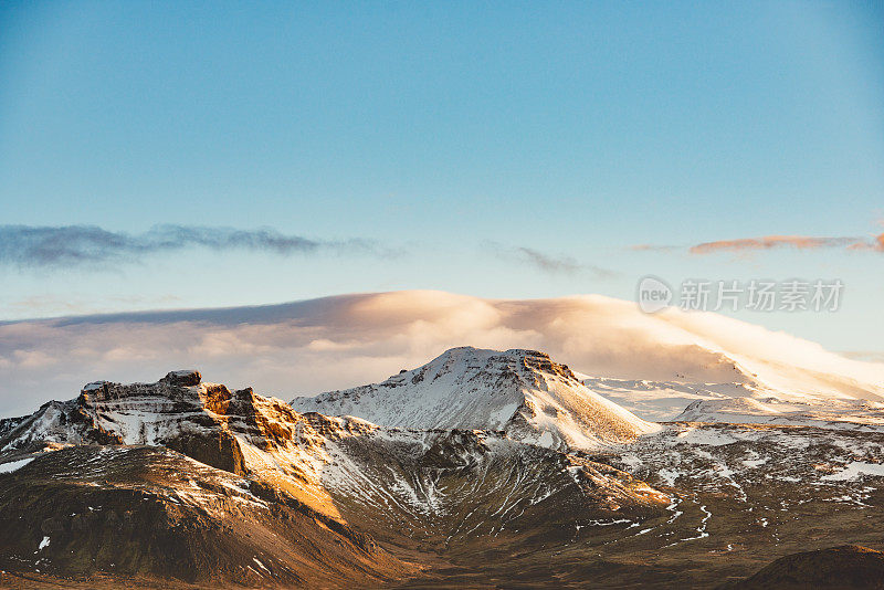 冰岛Snaefellsnes山顶的彩色天空