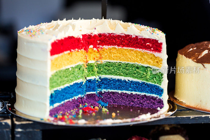 美食市场新鲜彩虹层蛋糕的横断面特写
