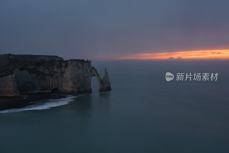 日落时带有天然拱门的埃特尔塔悬崖天气恶劣，水平，法国诺曼底