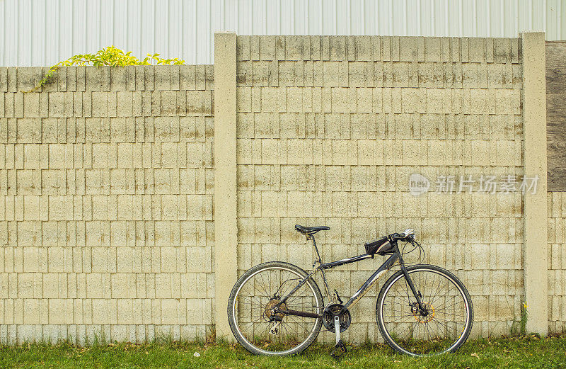 城市自行车靠在水泥墙上
