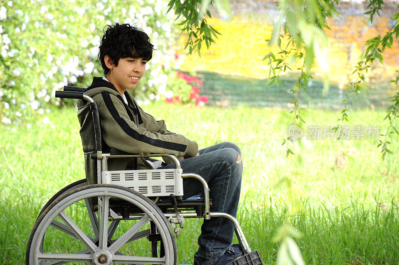 坐轮椅的年轻人