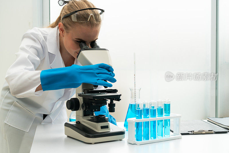 年轻的女科学家在化学实验室工作，检查生物化学实验室样本。科学技术医学研究开发研究理念。