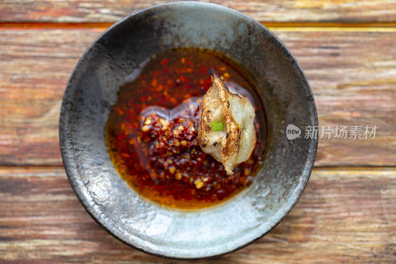 中式早餐:煎饺子和番茄鸡蛋汤