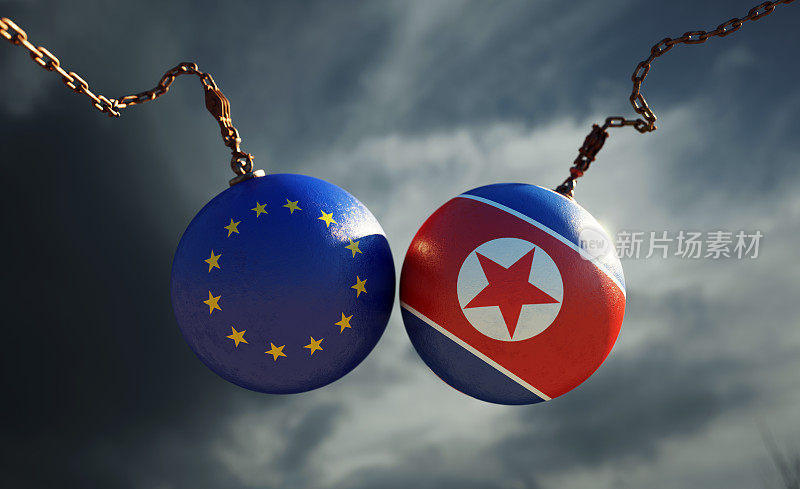 破坏球纹理与欧盟和朝鲜国旗在黑暗的暴风雨天空