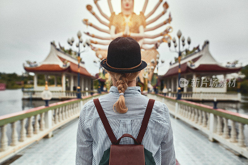 游客参观白莲寺。观音女神的雕像