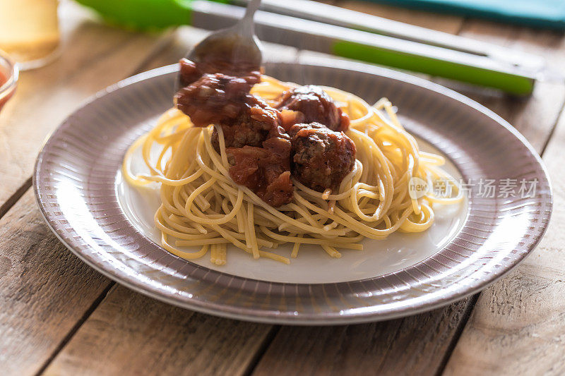 肉丸配番茄酱浇在新鲜的shpagetti上，特写