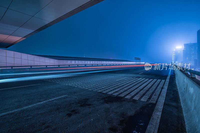 城市交通夜景，火车站高架桥