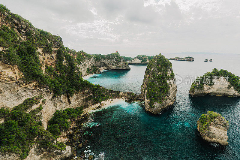 从努沙佩尼达悬崖上的海滩风景