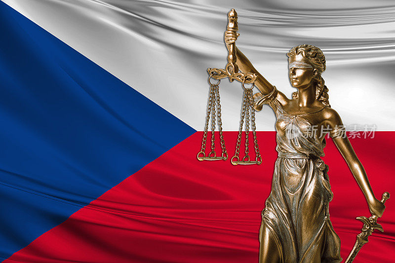 捷克共和国国旗前的正义雕像