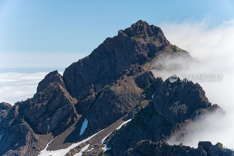 云海之上的山峰