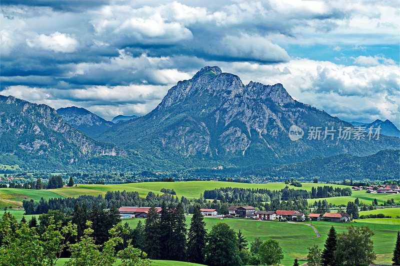 全景视图的啤酒花säuling在背景。Ost-Allgau,巴伐利亚,德国。