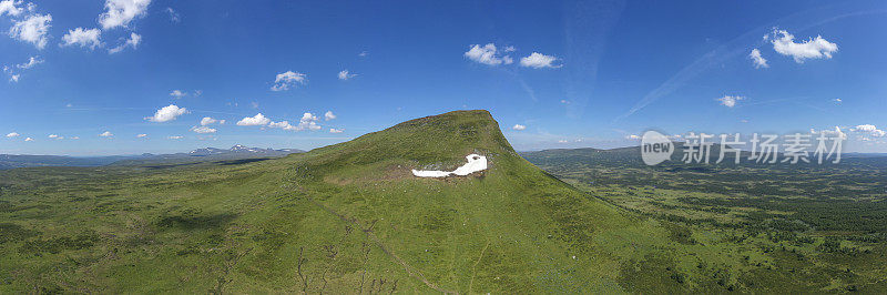 山在荒野之中，四周绿树成荫