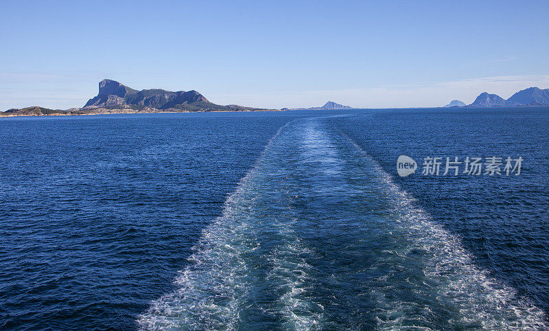 北极圈以北的挪威有一艘船的尾流