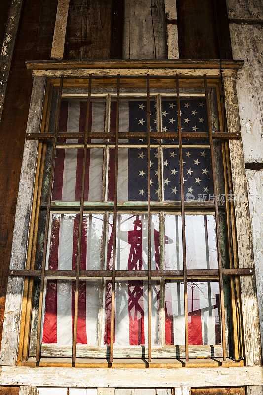 铁窗后的美国国旗
