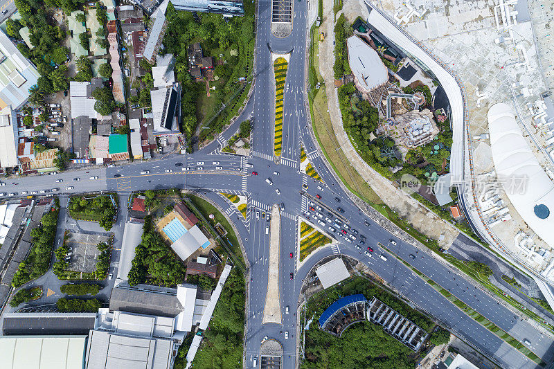 无人机俯视图从上到下的道路交叉口图像为交通背景，汽车交通的许多汽车和标志，标志在道路上