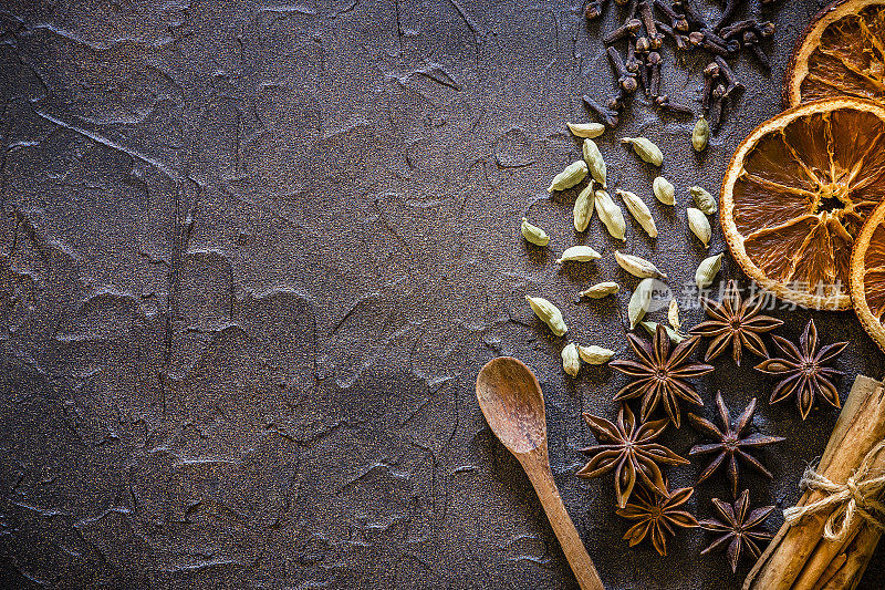 芳香香料与复制空间在一个黑暗的纹理背景