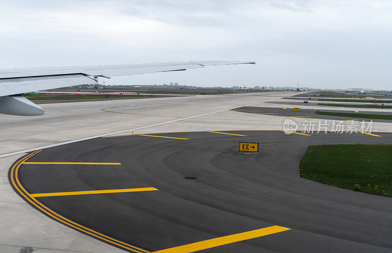 从肯尼迪国际机场的飞机窗口看到的跑道