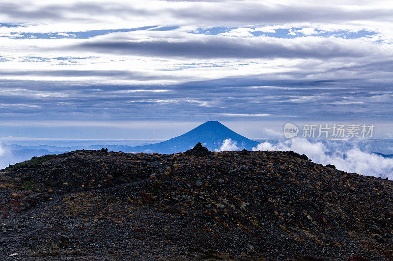 从日本山梨县的南阿尔卑斯山看富士山