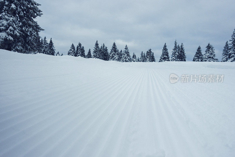 又一天在山上滑雪