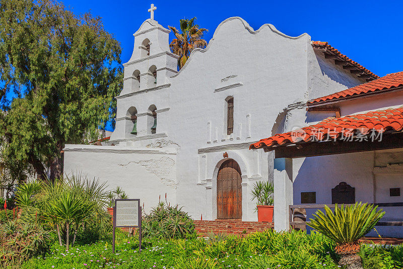 加州，带有仙人掌和钟楼的圣地亚哥教会
