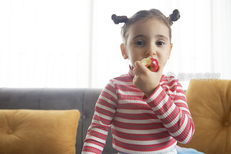 小女孩吃苹果
