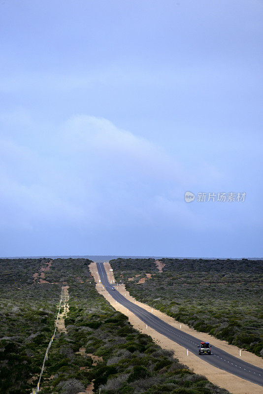 一条穿过澳大利亚乡村的笔直道路