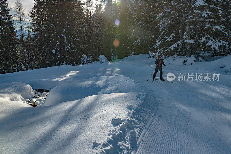 一名高级女子越野滑雪在纳斯菲尔德，卡尼阿尔卑斯山，奥地利