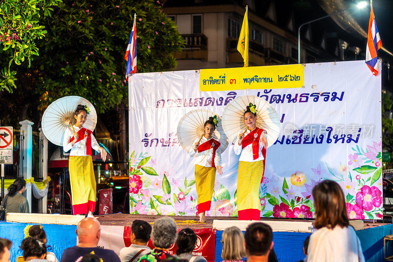 泰国艺术家正在清迈表演传统舞蹈