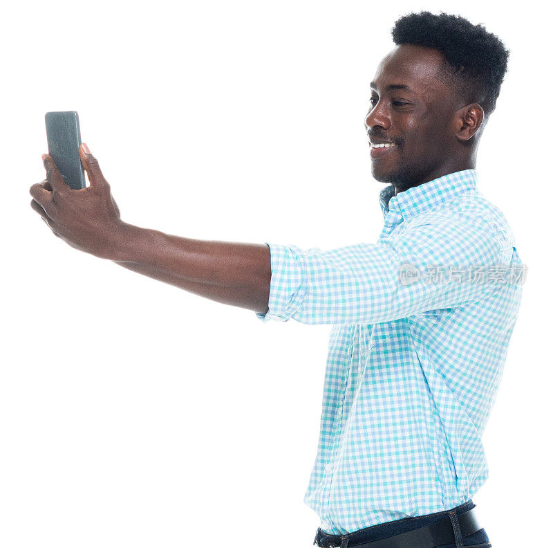 z一代男性摄影站着穿着智能休闲和使用手机