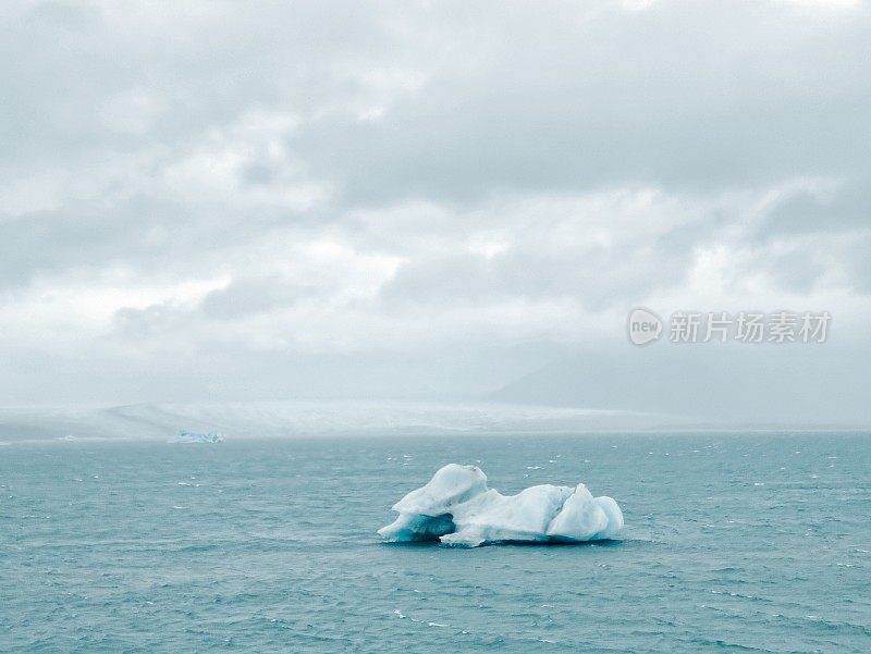 冰岛湖中心的一座冰山