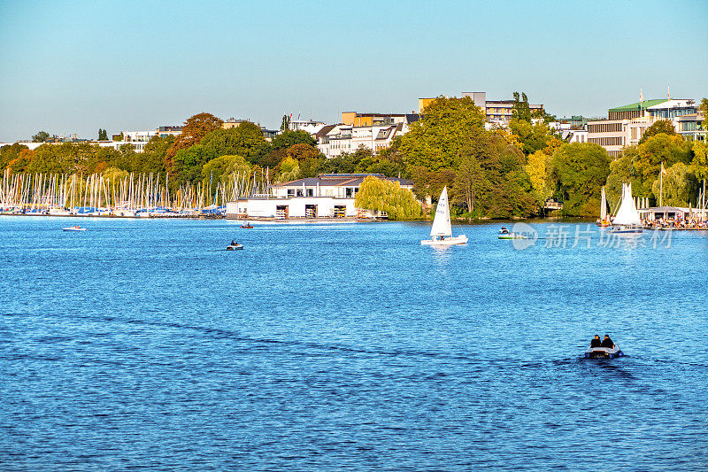 在一个阳光明媚的夏天，帆船上的汉堡Aussenalster