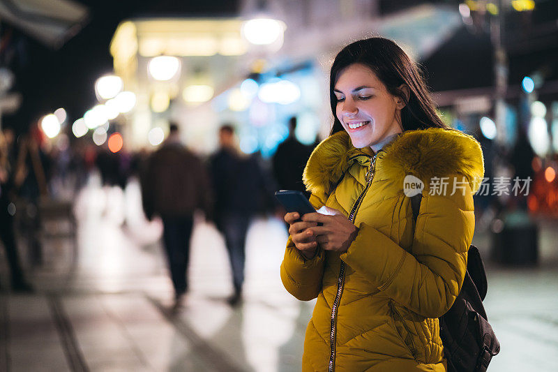 在街上打电话的女人