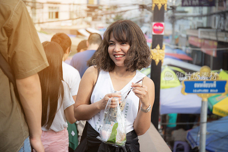 街头食品。Amphawa浮动市场