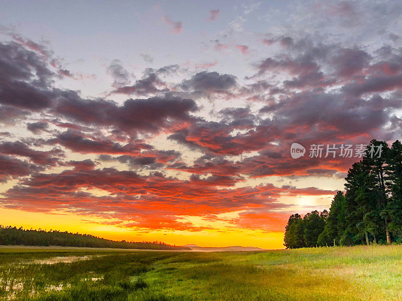 日落时分的玛丽湖