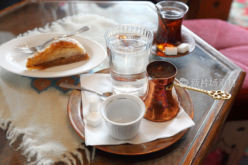 土耳其咖啡、茶和果仁蜜饼