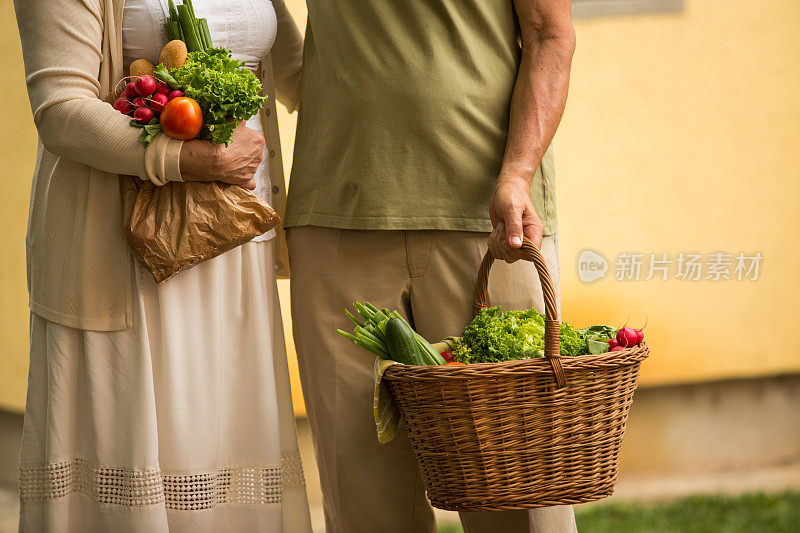 购物后带着杂货的老夫妇