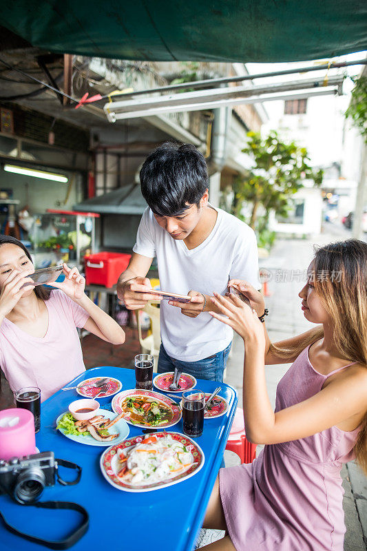 亚洲朋友品尝曼谷街头小吃