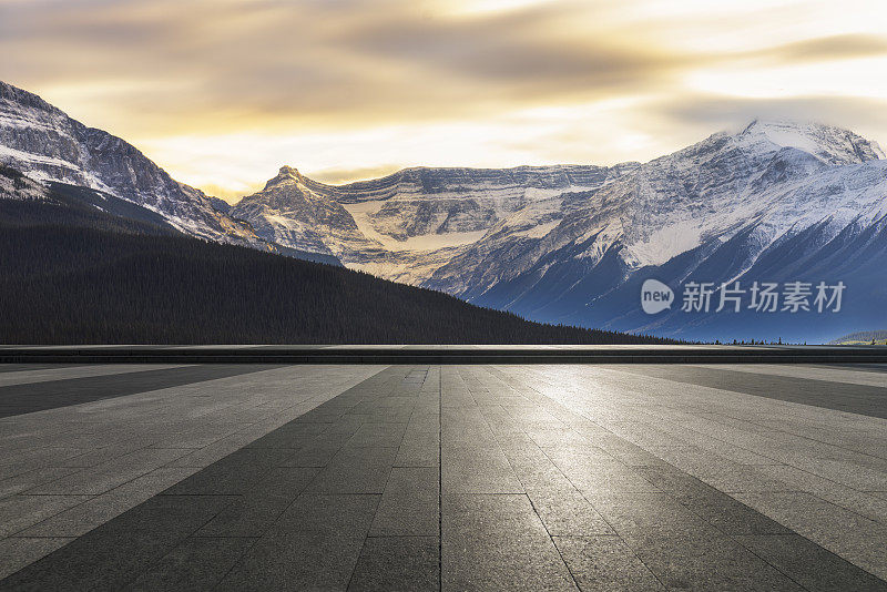 日落雪山与空旷的庭院前景