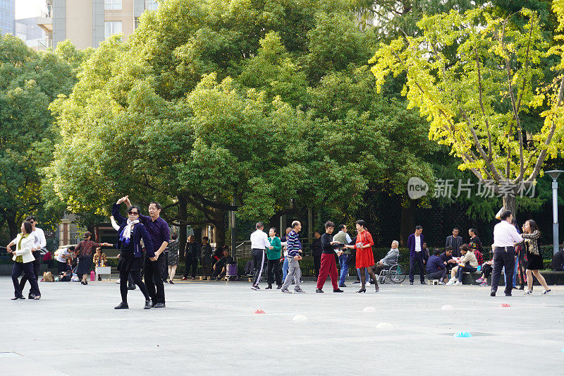 中国情侣在公园里跳舞。