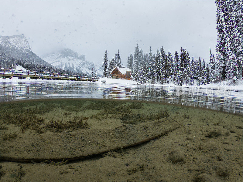 半水下拍摄的翡翠湖与小屋在Yoho国家公园，不列颠哥伦比亚省，加拿大