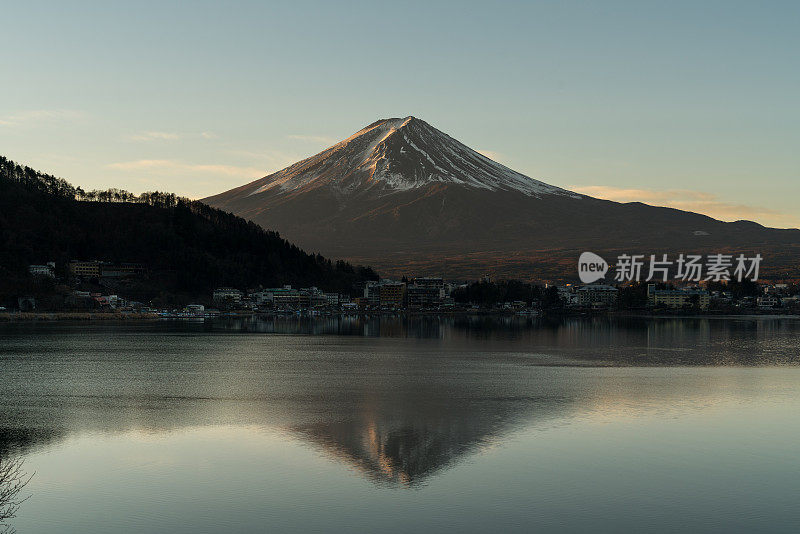 日本富士山的倒影