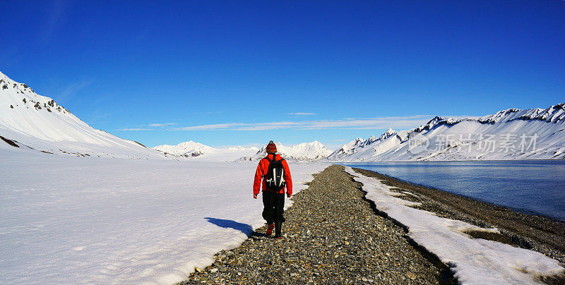 在斯匹次卑尔根山徒步旅行的人在伊斯峡湾斯匹次卑尔根山的景色