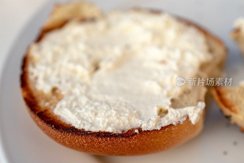 白色陶瓷盘子上的白面包和黑面包