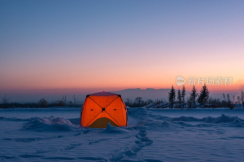 冬天在雪地里搭帐篷露营