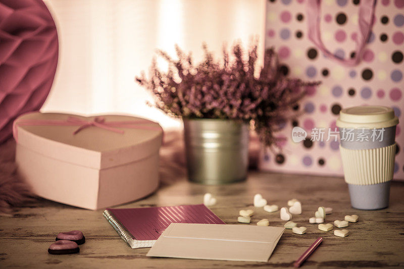 情人节这天，一张爱的纸条、一颗糖果和一个心形的礼盒等着你的爱人