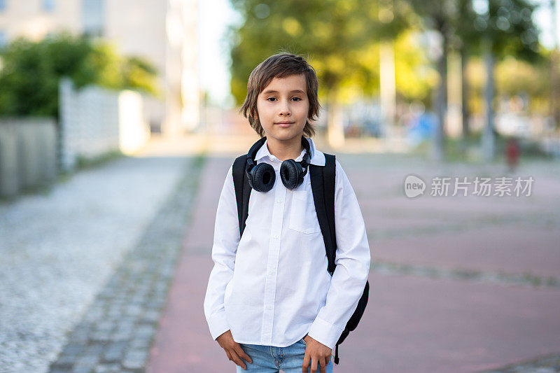 背着书包的小学生