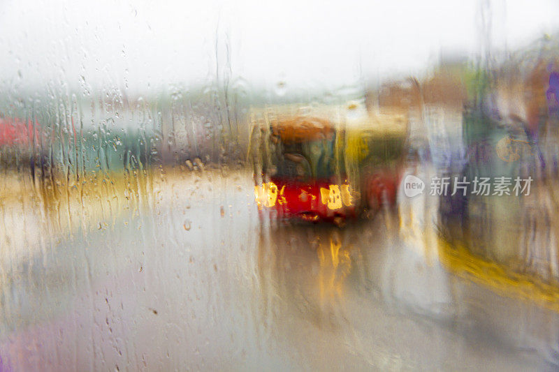 公共汽车雨天