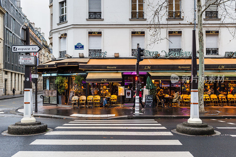 法国巴黎美丽的建筑和咖啡馆露台的街景