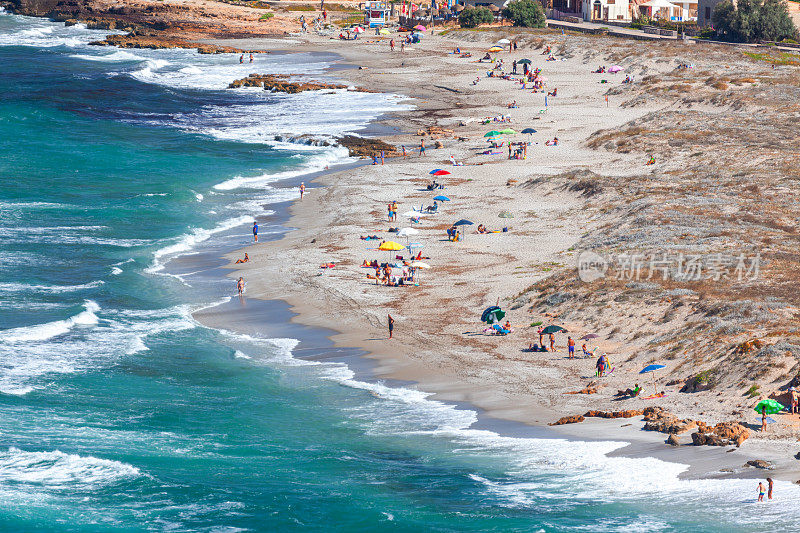 游客在卡波圣马可海滩，卡布拉斯，意大利撒丁岛