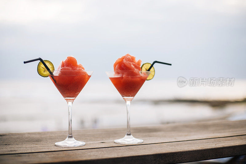 海滩上酒精鸡尾酒的特写